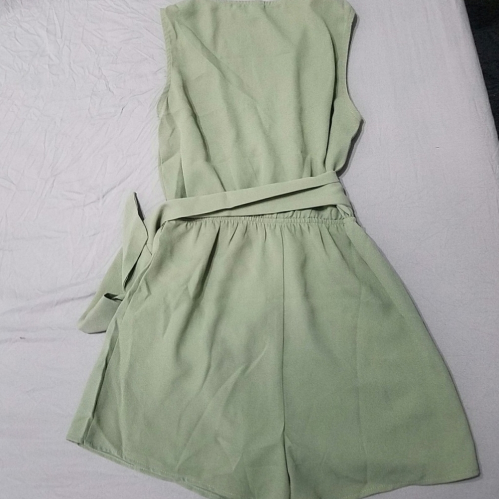 3 ROMPERS - Picture 5 of 9